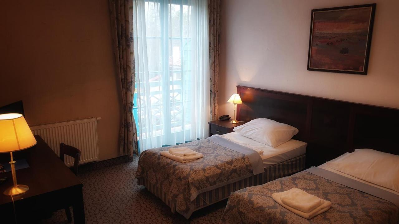 Hotel Cyprus Książenice Exterior foto